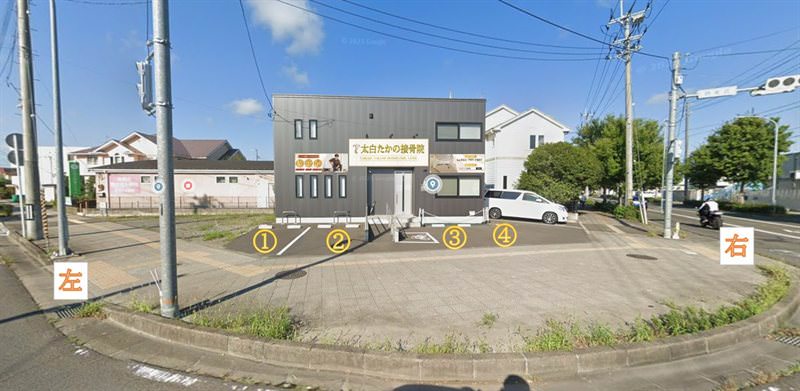 院の正面と駐車場の写真。建物前の駐車スペースに左から①〜④の番号があり、敷地の左右両側に「左」「右」の入口表示がある